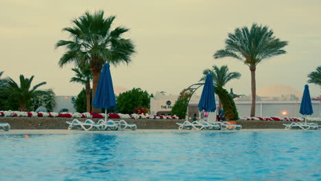 una hermosa piscina en el resort de hurghada en la noche de verano.