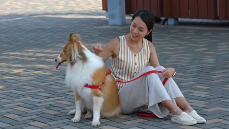 mujer asiática y su perro al aire libre