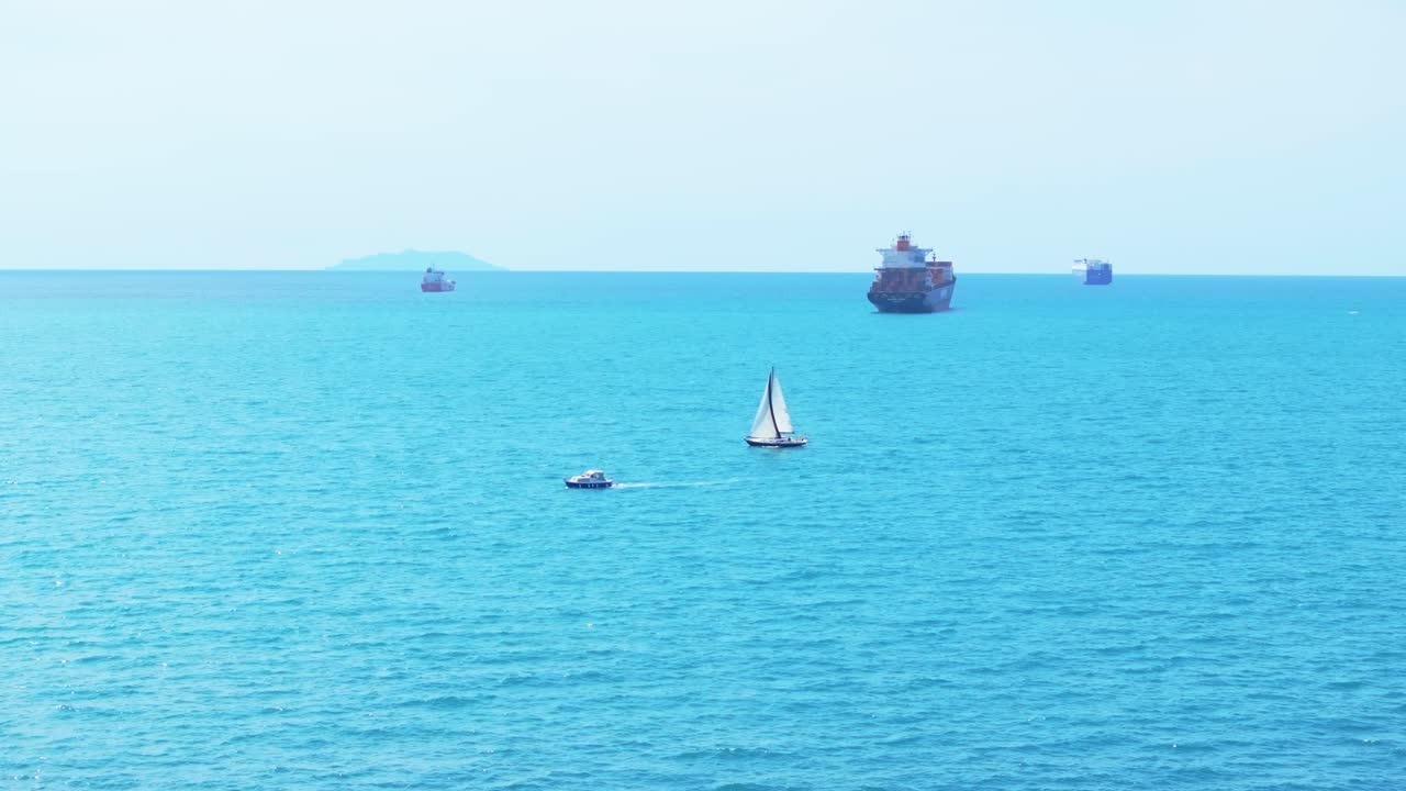 Yelkenliler, motorlu gezi tekneleri, ticari yük gemileri ve feribotlar, İtalya'nın Livorno kıyıları açıklarında Ligurya Denizi'nde sefer yapar.