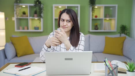 Mujer-Joven-Contando-Dinero-Haciendo-Cálculos.