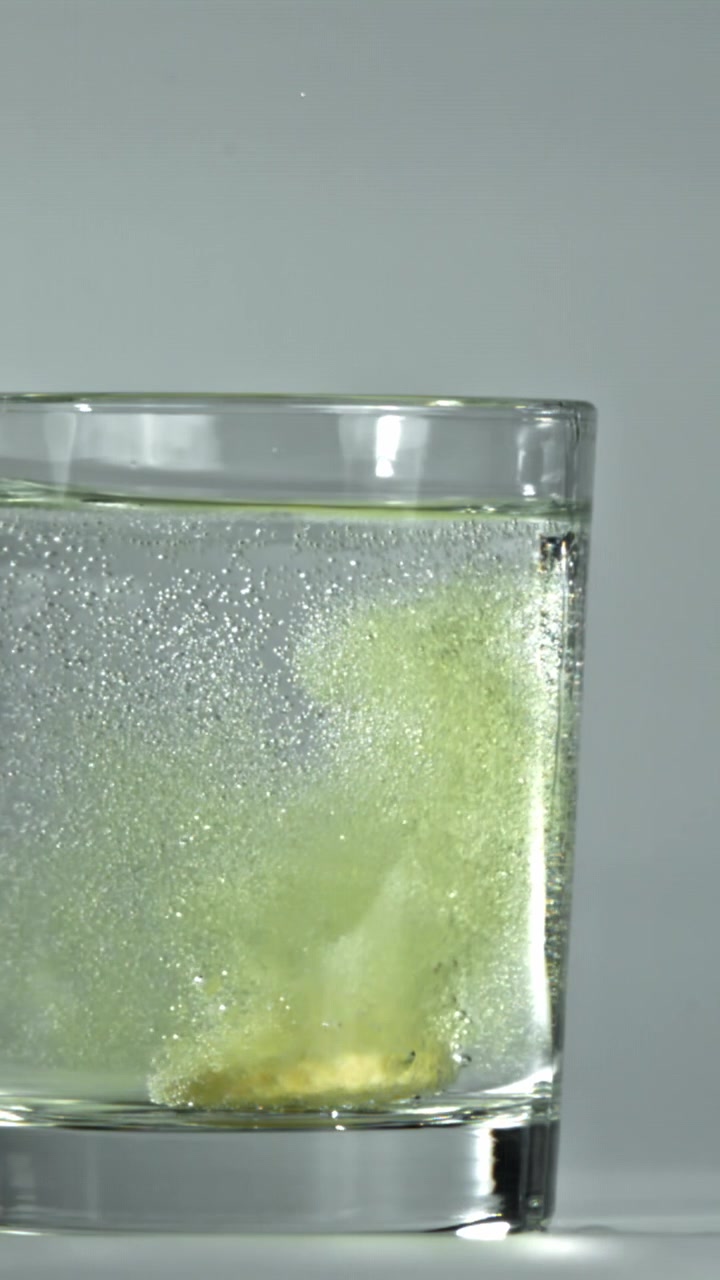 泡立つ水の中で溶ける発泡錠