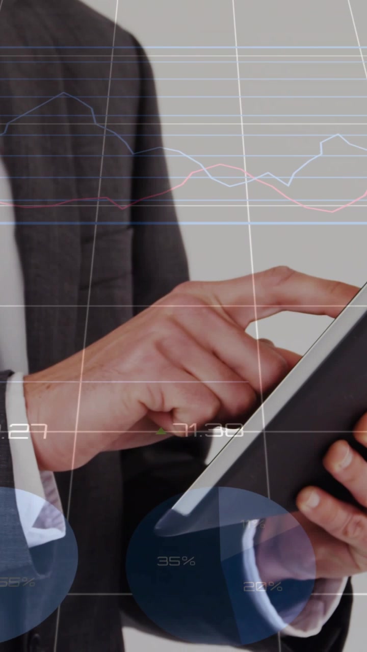 Video verticale: Tocco iniziale che avvia la visualizzazione dei dati, dirigente che tocca e scorre un tablet mostrando grafici.
