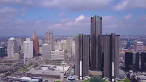 Toma-Aérea-Del-Centro-De-Detroit-Con-GM-Tower-Y-Detroit-Río-3