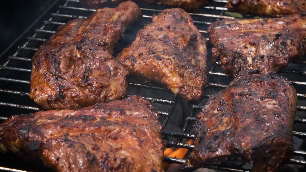 sabrosas costillas cocinando a la parrilla para una fiesta de verano al aire libre