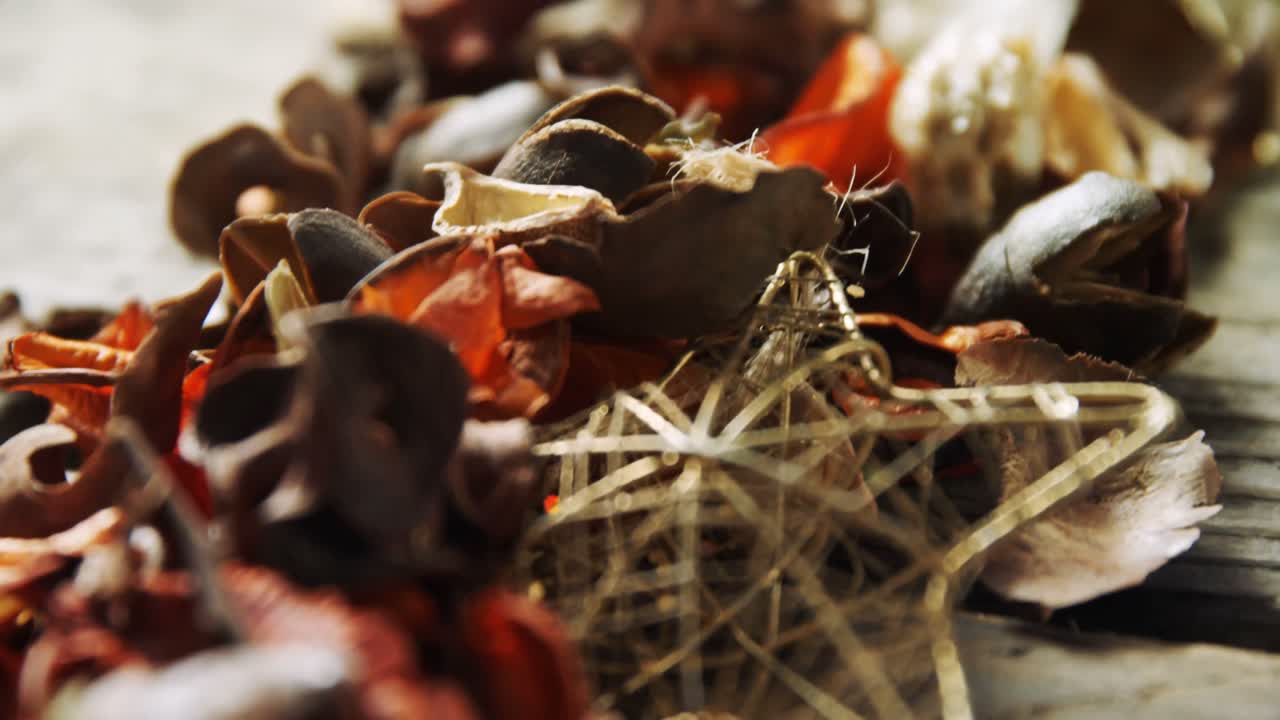 저녁 4k 해변에서 휴식을 취하는 여성