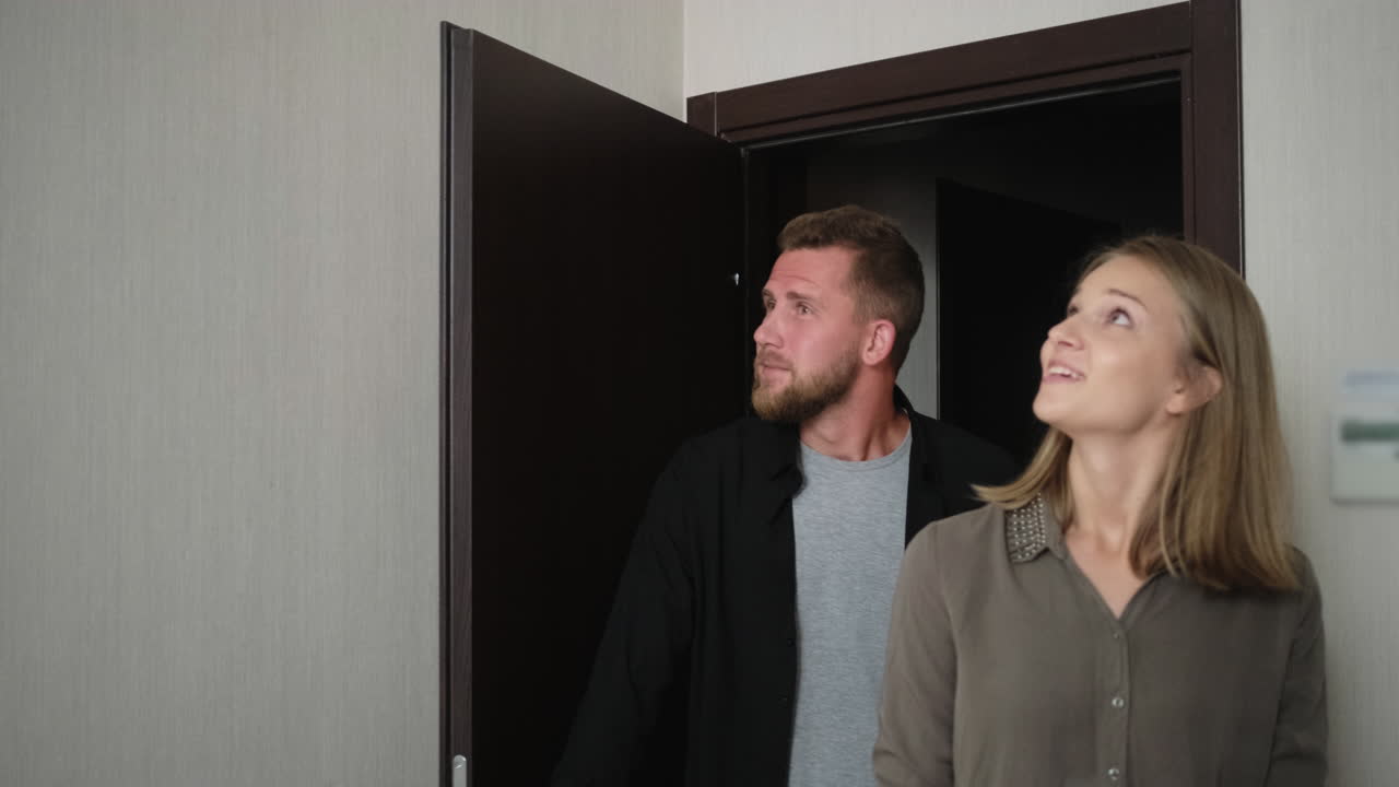 새로운 아파트 의 방 을 점검 하는 부부