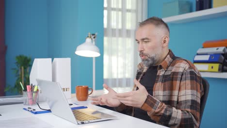 un hombre de negocios confundido pensando, hablando solo.