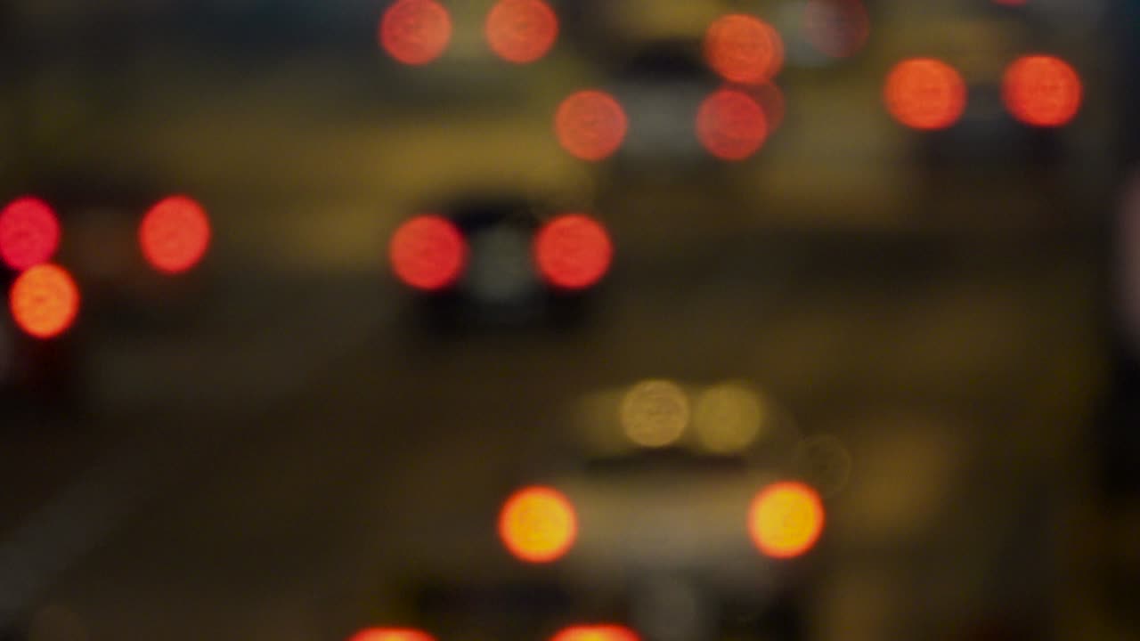 la ciudad nocturna está desfocada con un bonito bokeh y el típico ruido de la ciudad.