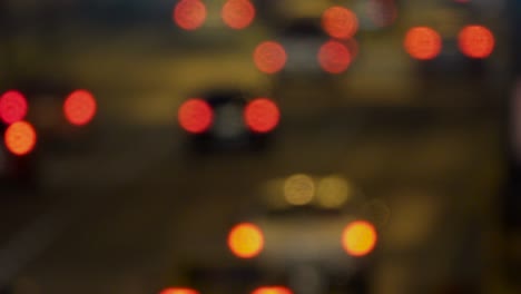 la ciudad nocturna está desfocada con un bonito bokeh y el típico ruido de la ciudad.