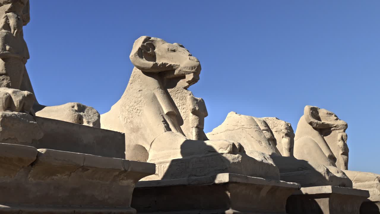Mısır'ın Luksor kentindeki Karnak Tapınak Kompleksi'nde yer alan bu klipte, aslan gövdeli ve koç başlı heykeller olan bir dizi kriosfenks görülmektedir.