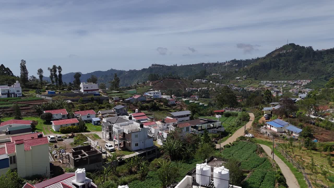 Colinas cobertas de névoa revelando gradualmente a encantadora cidade montanhosa de Kodaikanal.