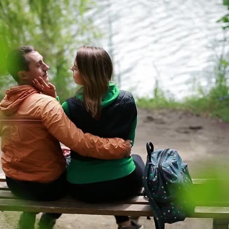 pareja en un banco en la naturaleza
