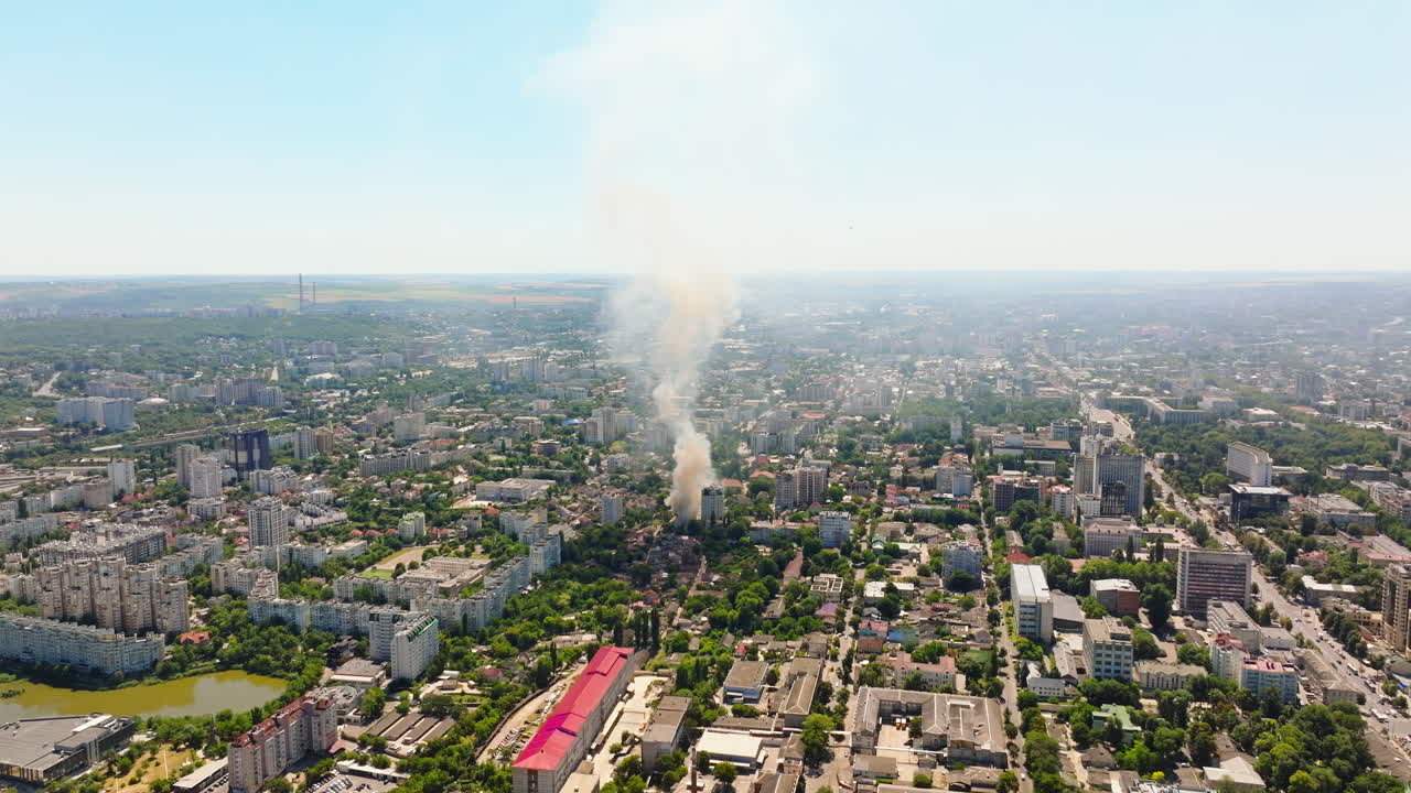 Vista aerea da drone del fumo che esce da un edificio a Chișinău, Moldavia