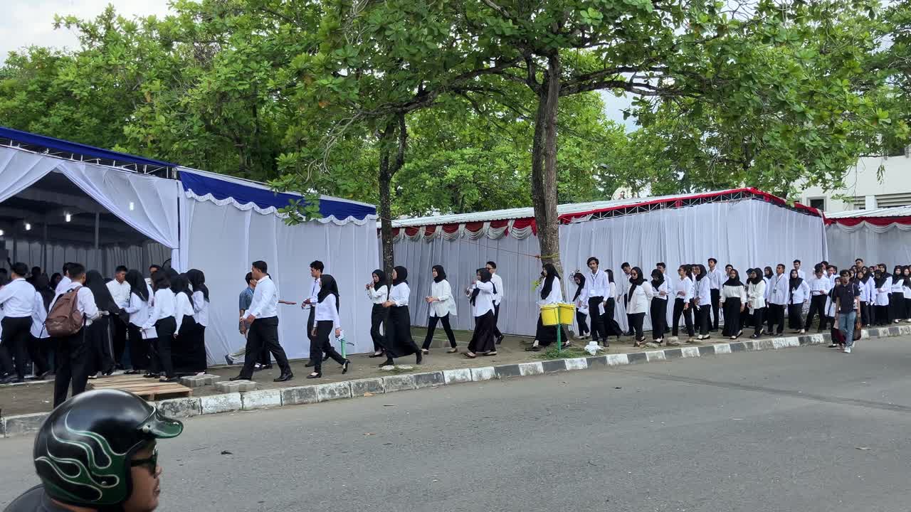 Many people took the civil servant candidate acceptance test which was held simultaneously in a government building.