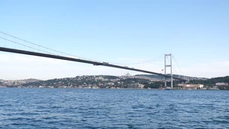 puente fatih sultan mehmet, ubicado en la ciudad turca de estambul.