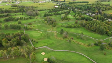 Campo-De-Golf-Panorámico-Antena-Giratoria-Suave