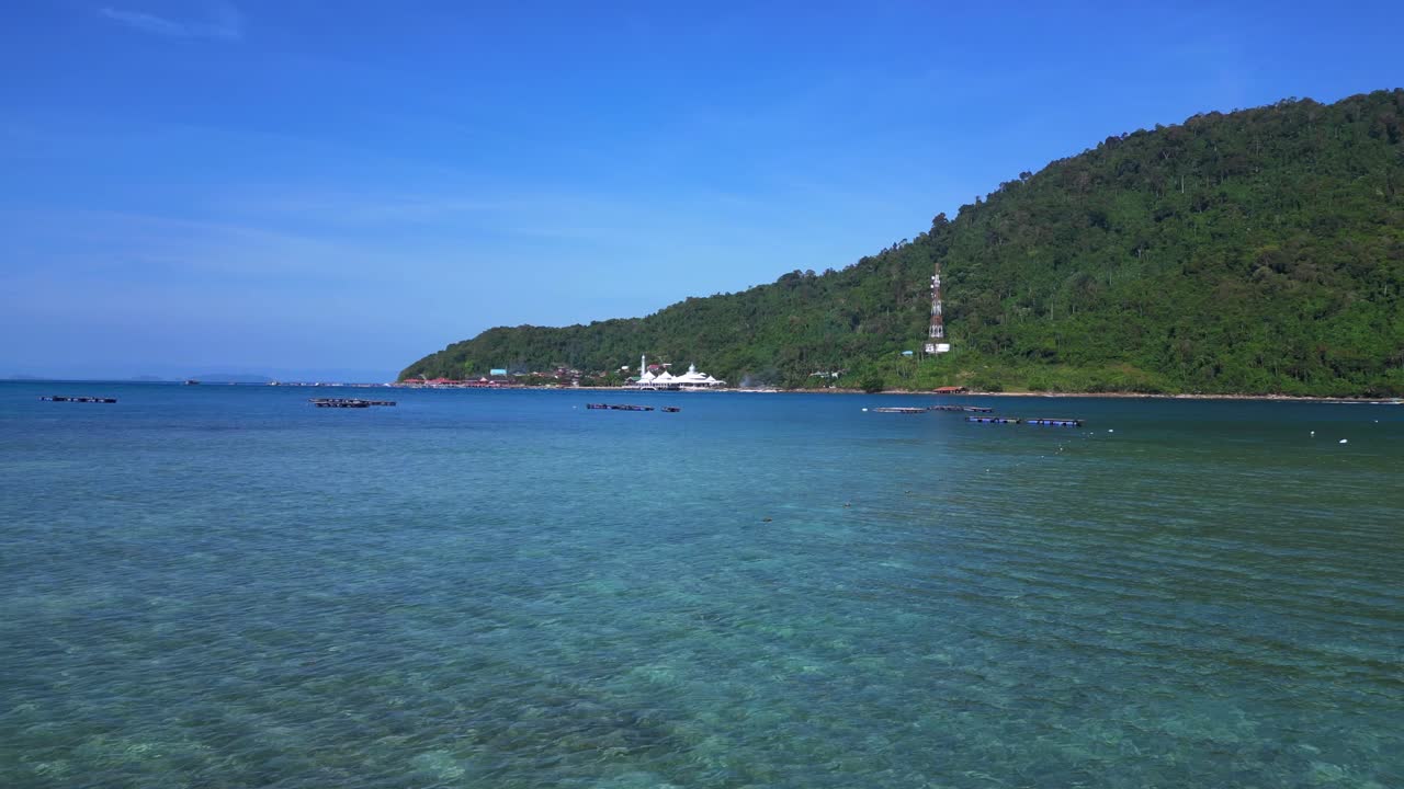 페르헨티안 섬의 해변에 있는 이슬람 백인 모스크