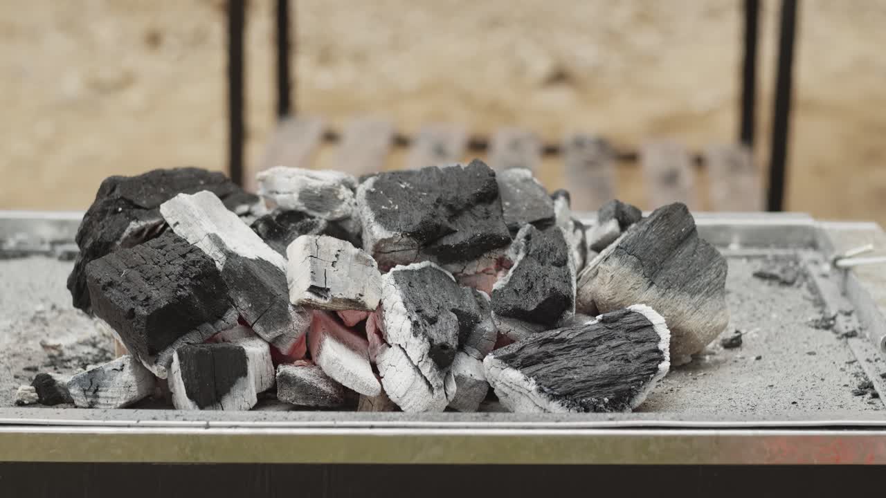 불꽃이 있는 바비큐의 흰색 뜨거운 숯 - 시간 경과