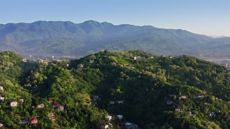 Volando-Por-Encima-De-La-Zona-Rural-En-Las-Tierras-Altas-Cerca-De-La-Ciudad-Costera,-Ciudad-De-Kveda-Sameba,-Georgia