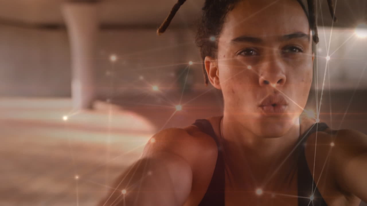 red brillante de conexiones contra la mujer afroamericana en forma que trabaja fuera