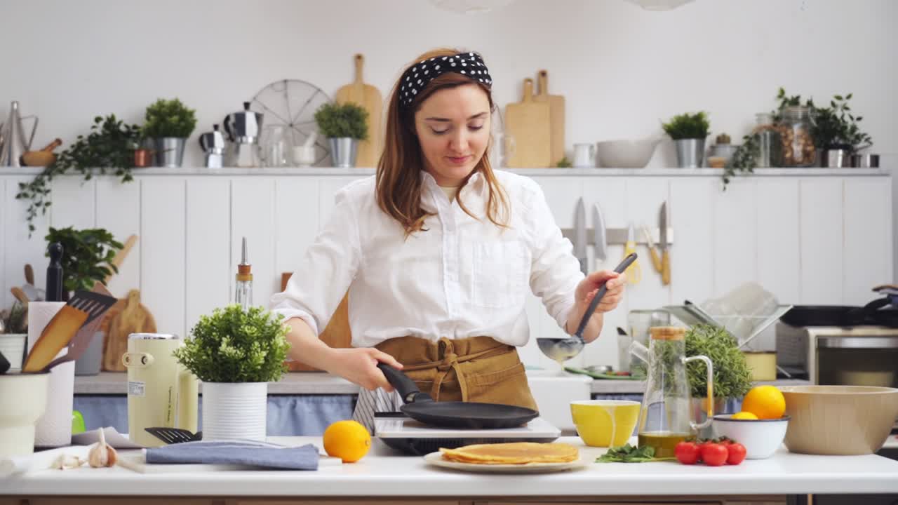 cocinero poniendo la masa para un panqueque en la sartén