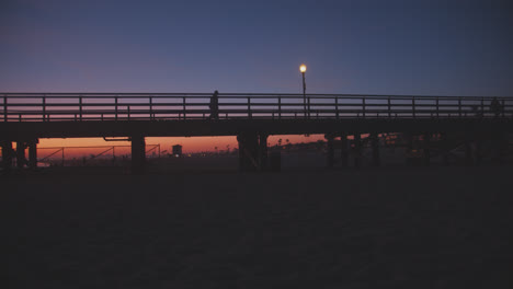 Puesta-De-Sol-De-Color-Naranja-Intenso-Detrás-Del-Muelle-De-Seal-Beach