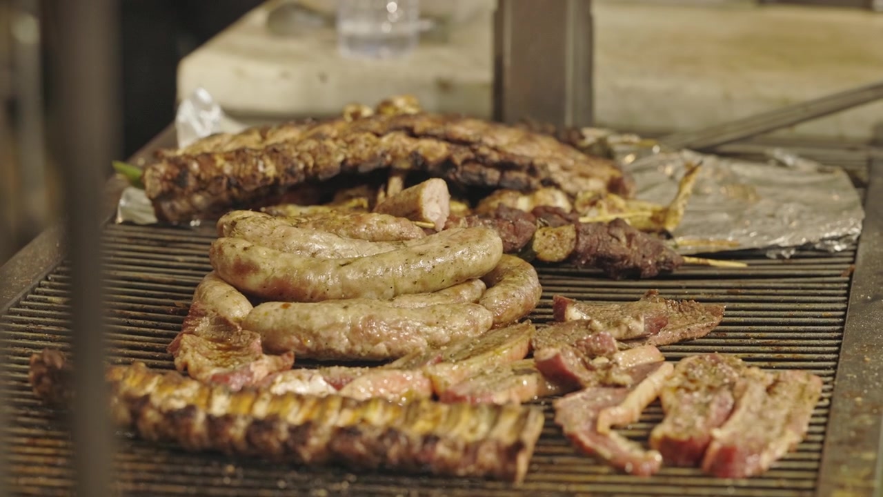 Salsicce e altri prodotti a base di carne vengono fritti durante il festival