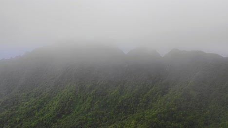 Cook-Island-Fliegt-In-Die-Wolken