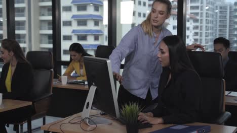 el joven líder da consejos a la joven trabajadora.