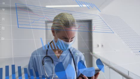 animación del procesamiento de datos sobre una doctora caucásica que usa una tableta