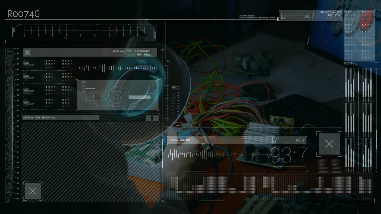 animación del procesamiento de datos sobre el hombre caucásico con placa de circuito de computadora