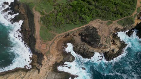 Olas-Dramáticas-En-Punta-Cometa,-Oaxaca:-Los-Acantilados-Y-El-Océano-Chocan