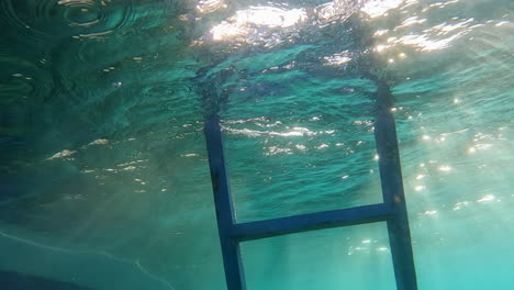 escalera de barco submarino con rayos de sol que se reflejan en la superficie