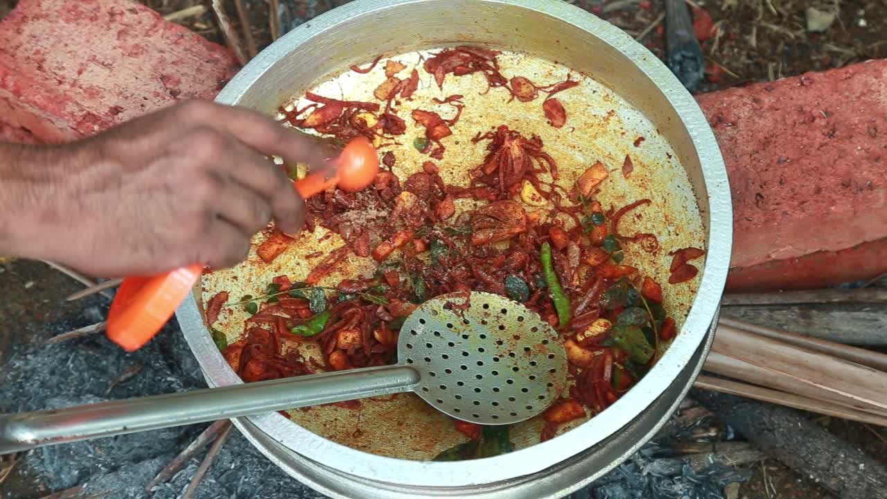 rociar polvo de pimienta en la mezcla de masala, almeja negra almeja negra curry, al aire libre tradicional, cocción de almejas negras, contaminación, masala, ladrillo