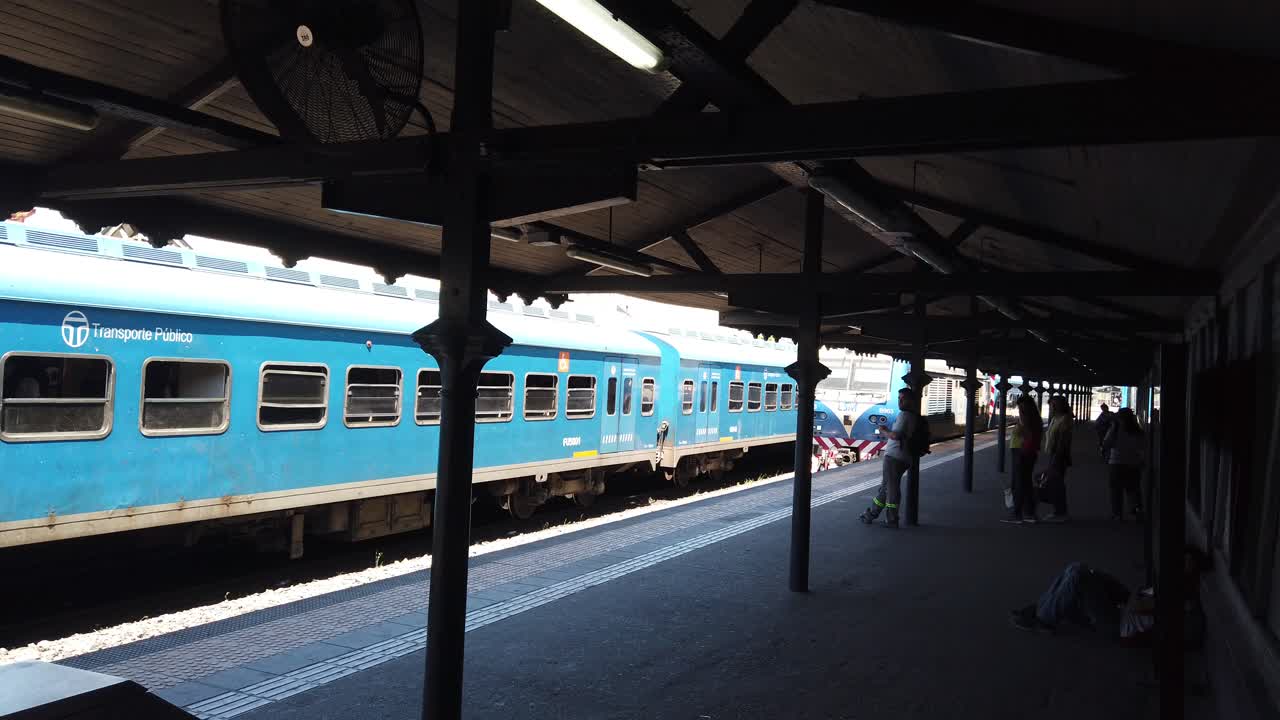 기차역 플랫폼 에서 기다리는 사람 들