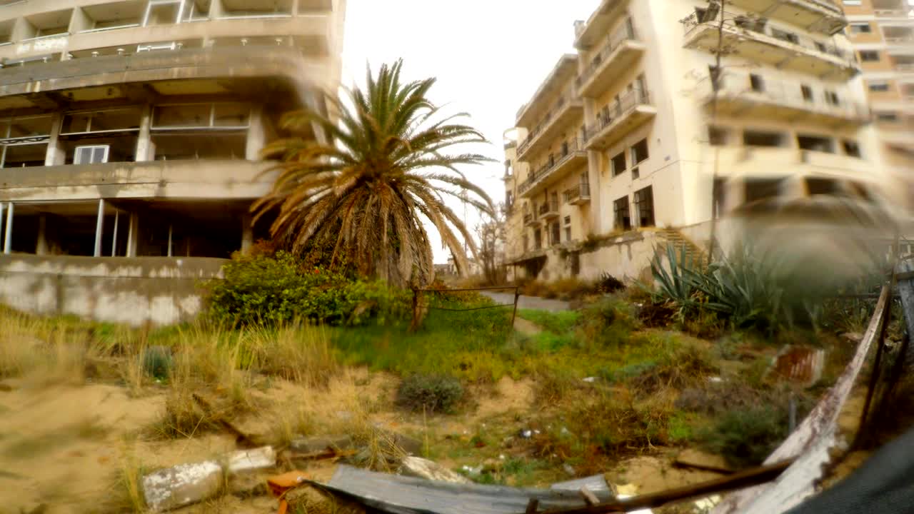 lluvia, orilla del mar, ciudad fantasma varosha es una ciudad cerrada abandonada en el norte de chipre