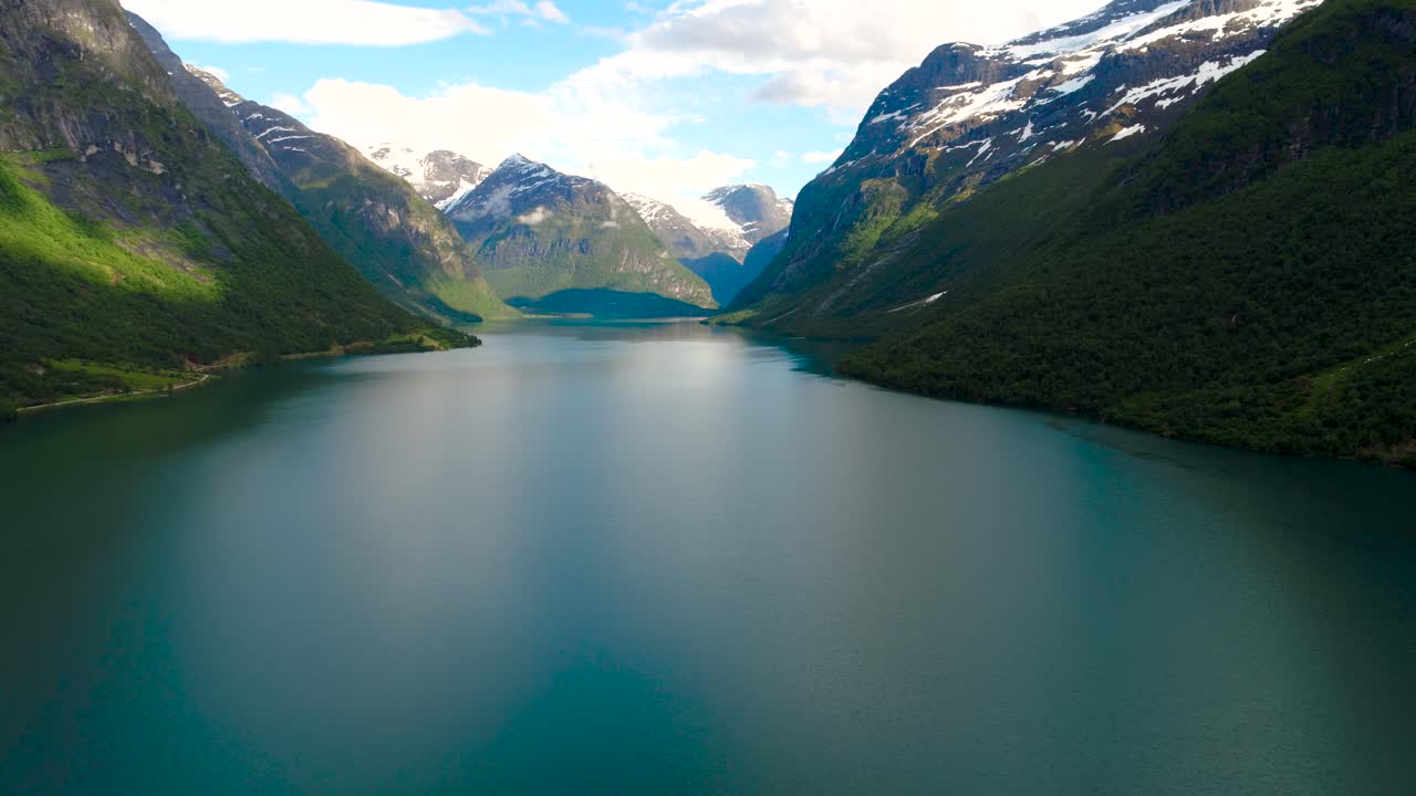 el lago lovatnet es una naturaleza hermosa de noruega.