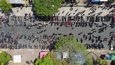 Motorradfahrer-Wettbewerb,-Luftvideo,-Motorradbanden-Am-Meer