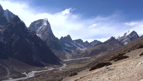 a beautiful view of the himalaya mountains in the khumbu valley