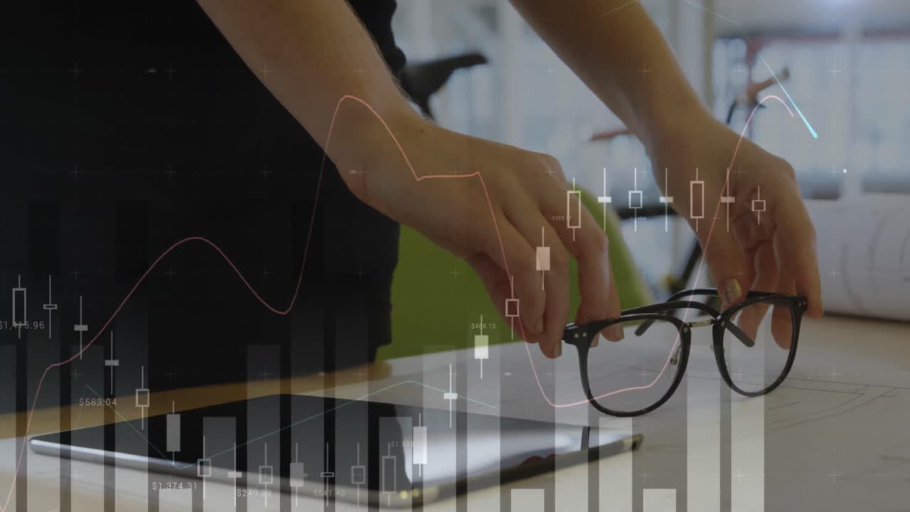 animación de gráficos sobre una mujer caucásica manteniendo gafas en el escritorio y usando una tableta digital