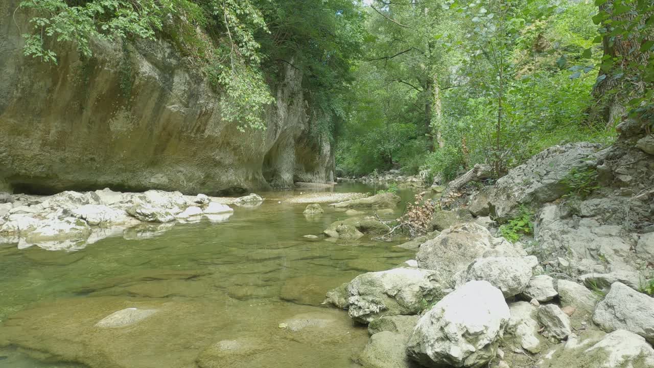 un lugar tranquilo en el río sentino
