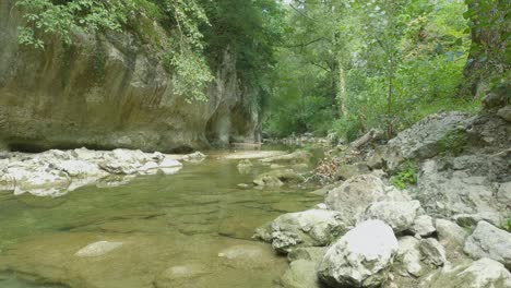 Ein-Friedlicher-Ort-Am-Fluss-Sentino