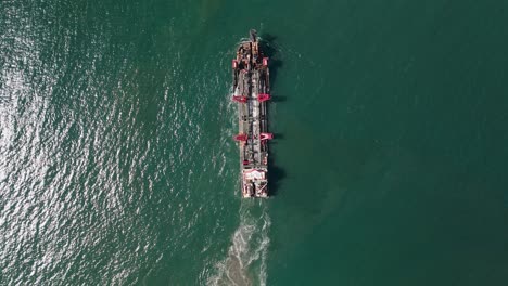 vista aérea de la dragadora de succión de arrastre que extrae arena para el reemplazo de la playa en del mar, san diego, california
