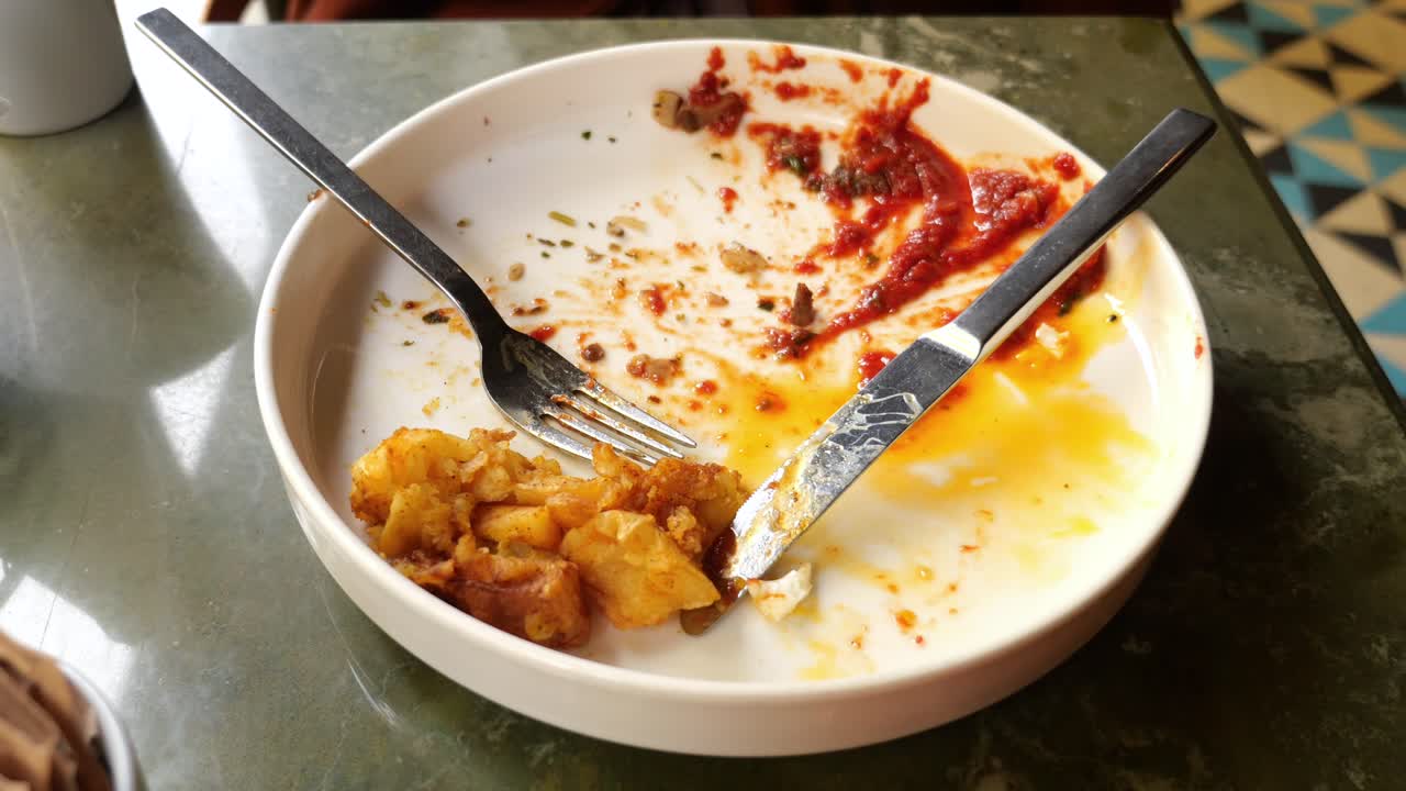 남은 음식이 있는 빈 접시