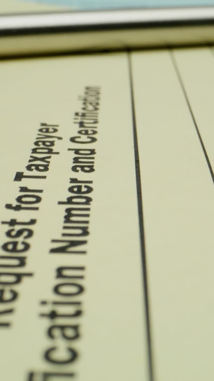 formulario fiscal para el número de identificación y la certificación