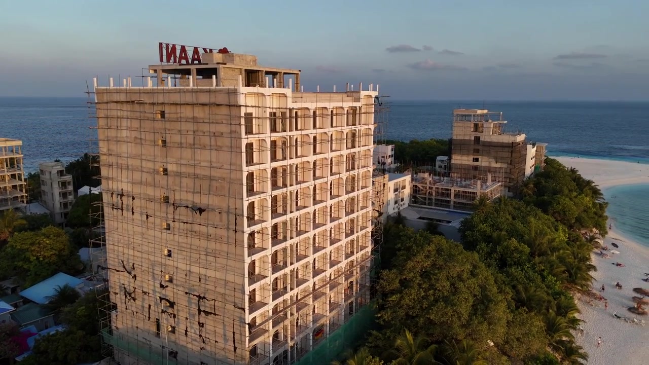 Imagem Aérea Aproximada de Drone de Construção de Hotel Arranha-Céus Moderno na Ilha Ukulhas, Maldivas