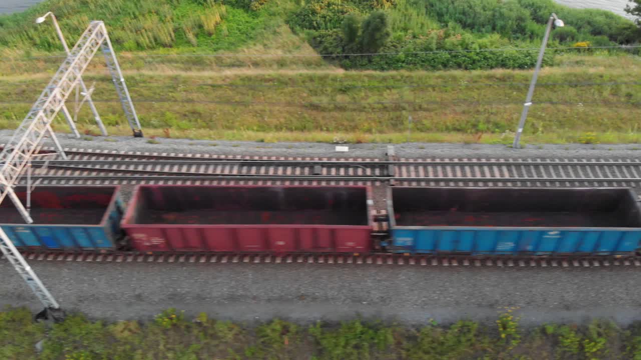 트랙 아래로 이동하는 빈 화물 컨테이너가 있는 기차