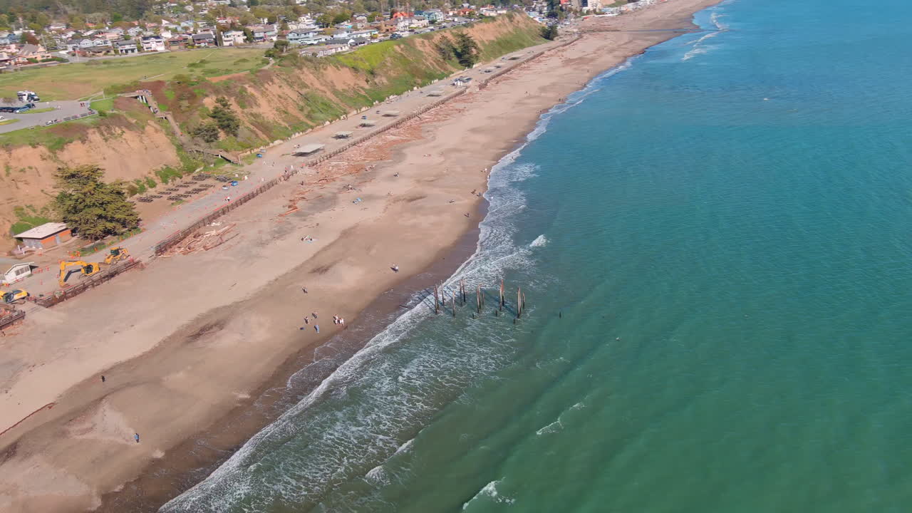 vista aérea sobre el muelle de seacliff roto en aptos, california, ee.uu. - toma de avión no tripulado