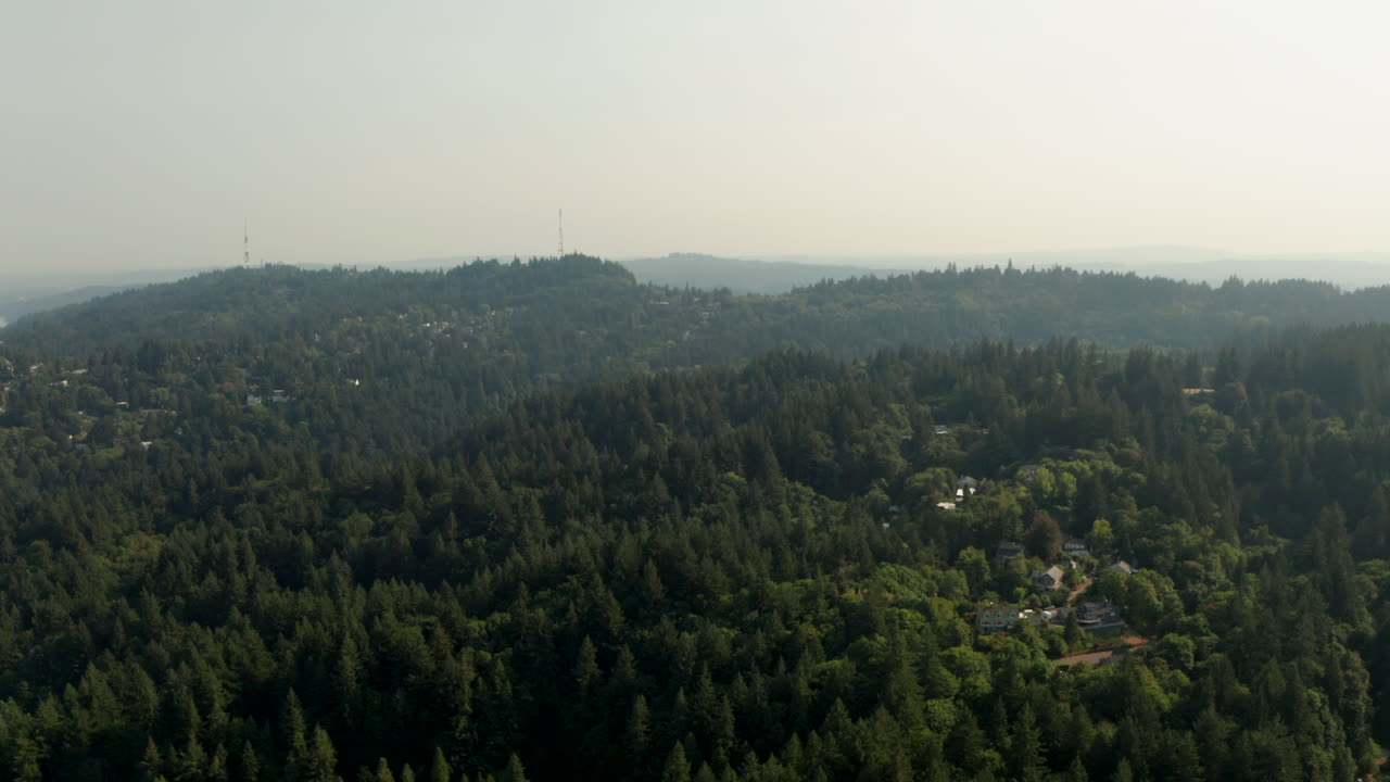 포틀랜드 오리건의 포레스트 파크 위에서 찍은 공중 촬영