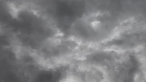 4k al cielo a través de la tormenta